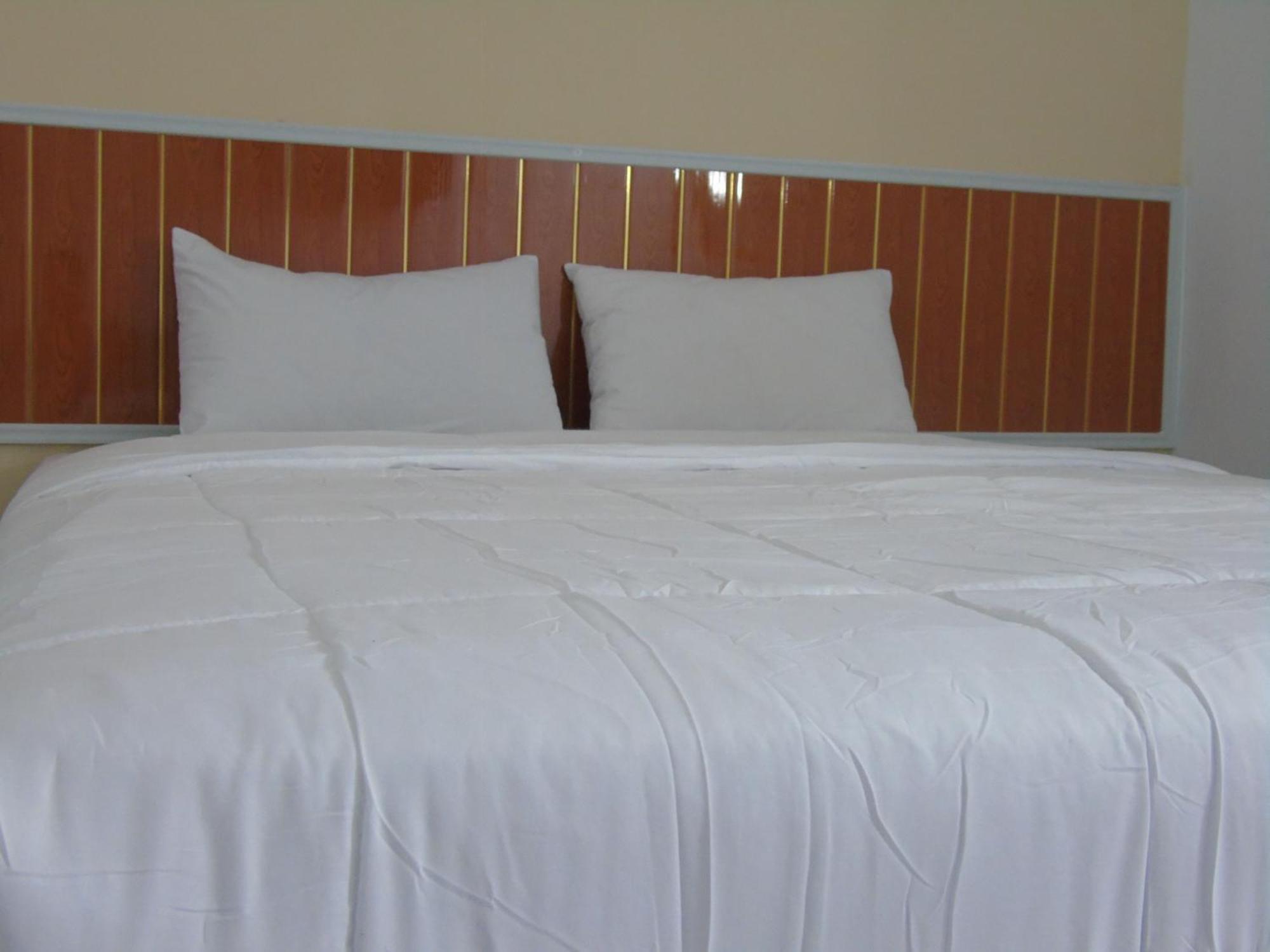Hotel Permata Zamrud Чиребон Номер фото