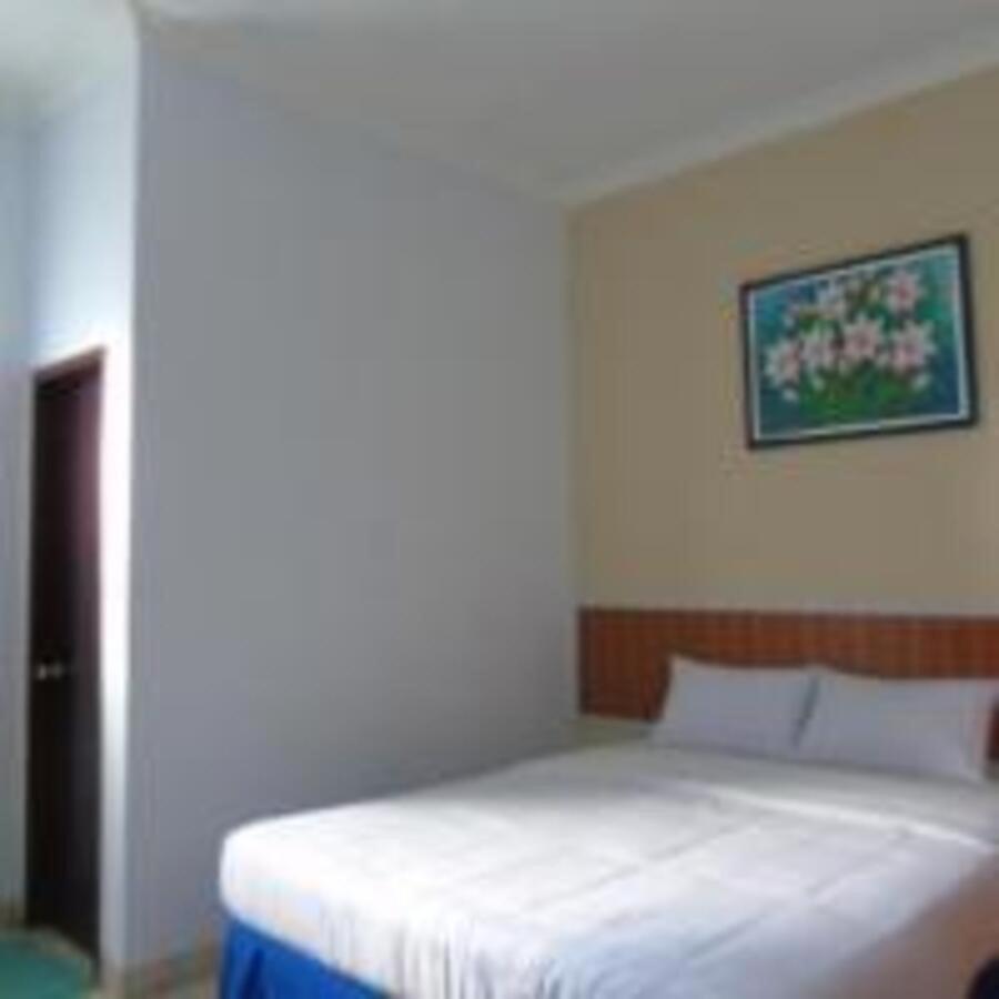 Hotel Permata Zamrud Чиребон Экстерьер фото